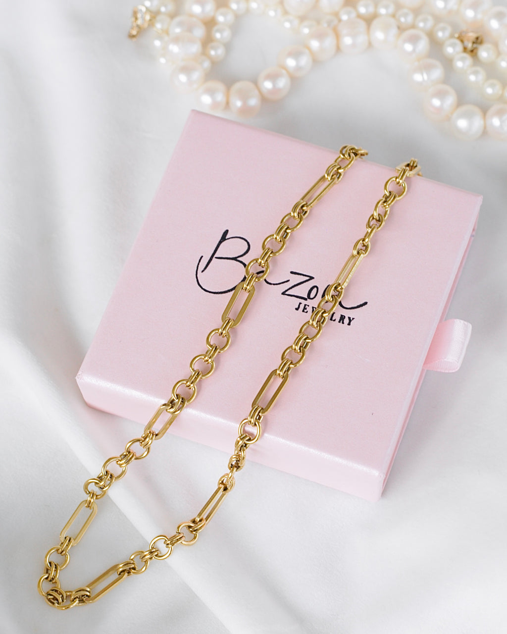 Classic Gold Rectangular Link Choker Necklace with Round Clasp
