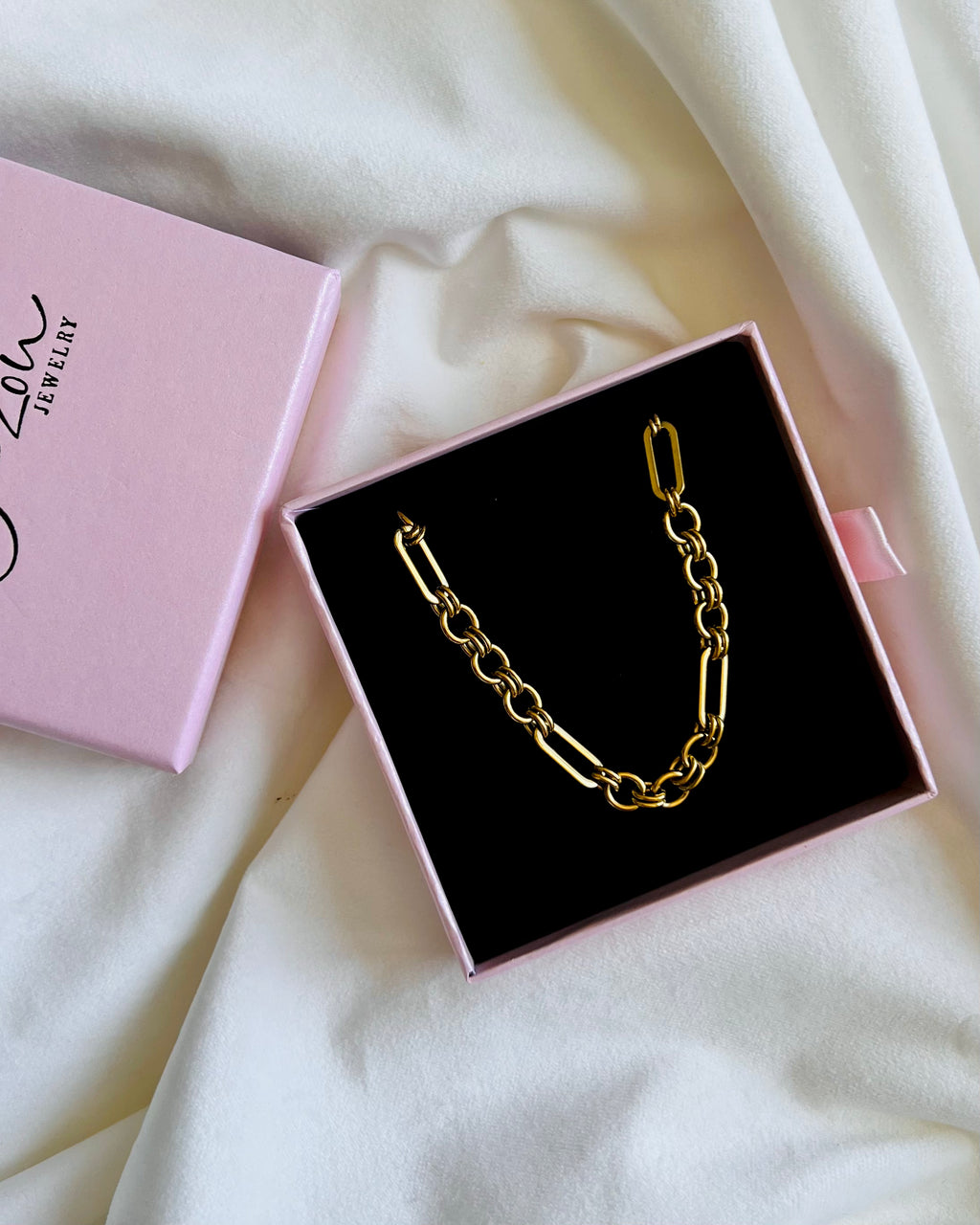 Classic Gold Rectangular Link Choker Necklace with Round Clasp