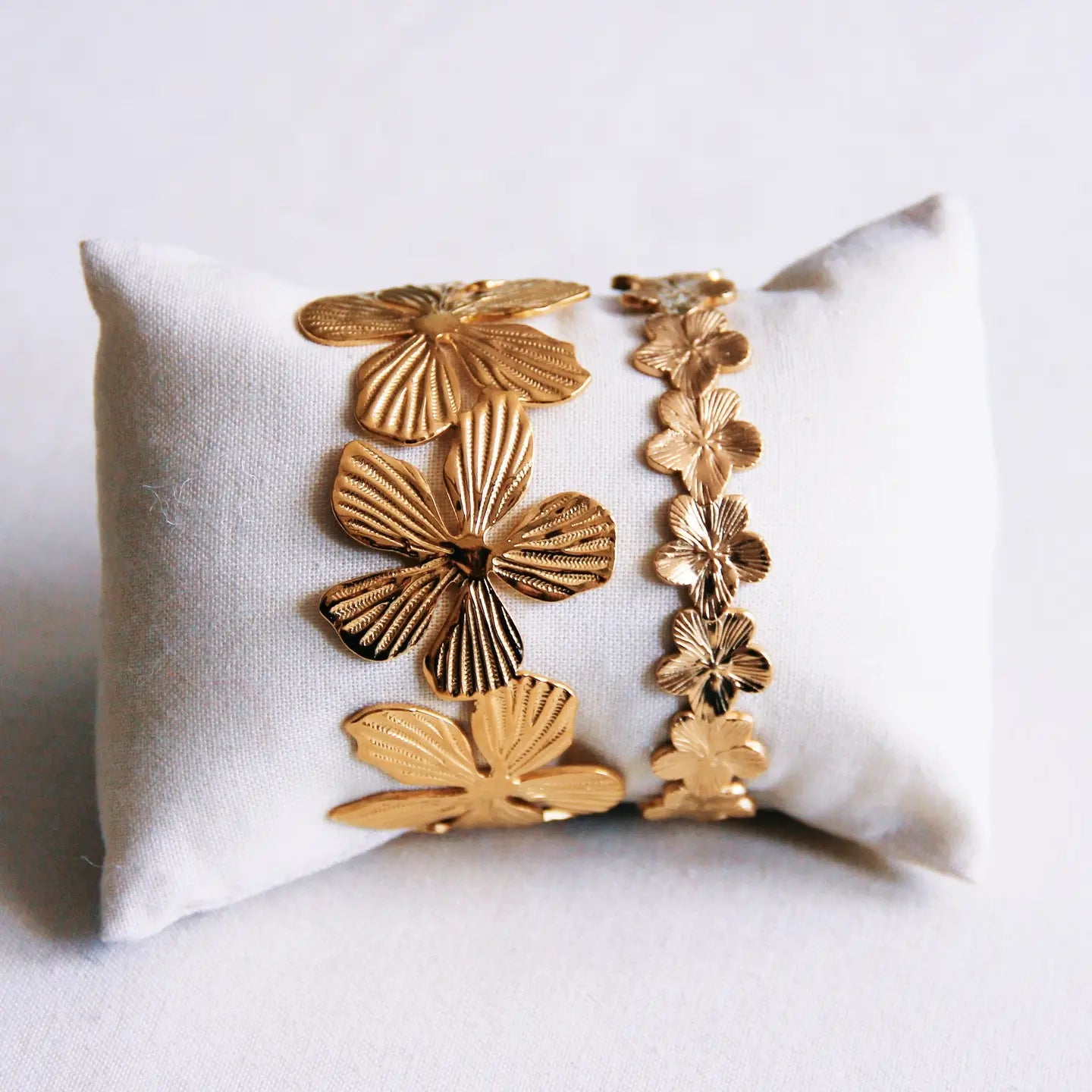 Bangle Xl Flowers in Gold - Preorder Now