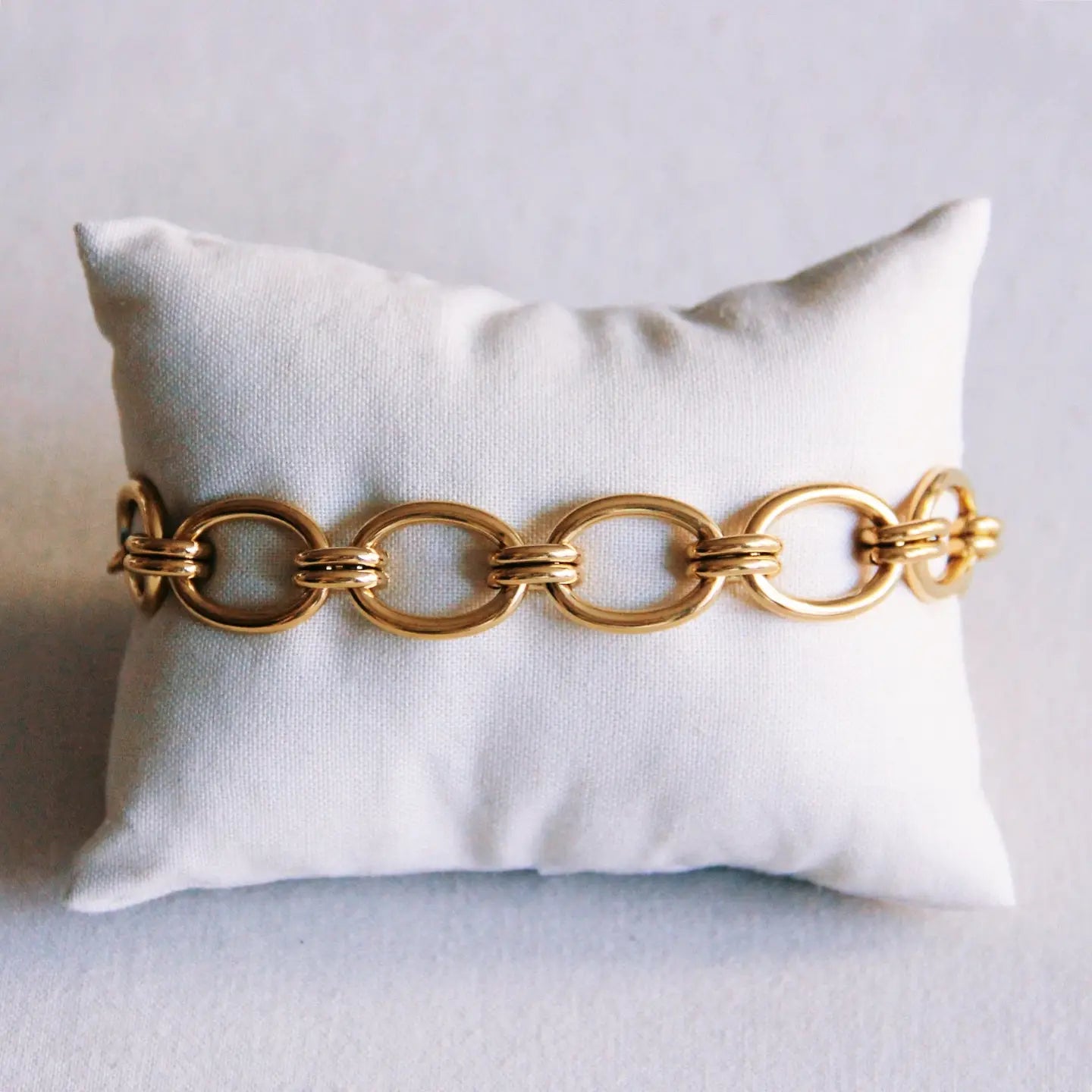 Bold Linked Oval Bracelet in Gold